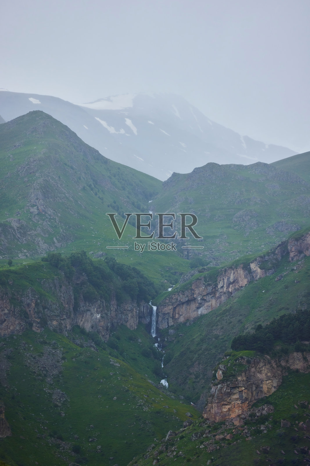 乔治亚的托蒂瀑布。最近的村庄是戈尔巴尼。自然美景。季节是夏天。照片摄影图片