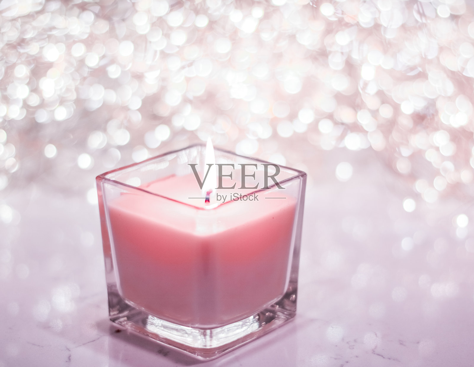 桌子上玻璃杯中的燃烧茶蜡烛特写照片摄影图片