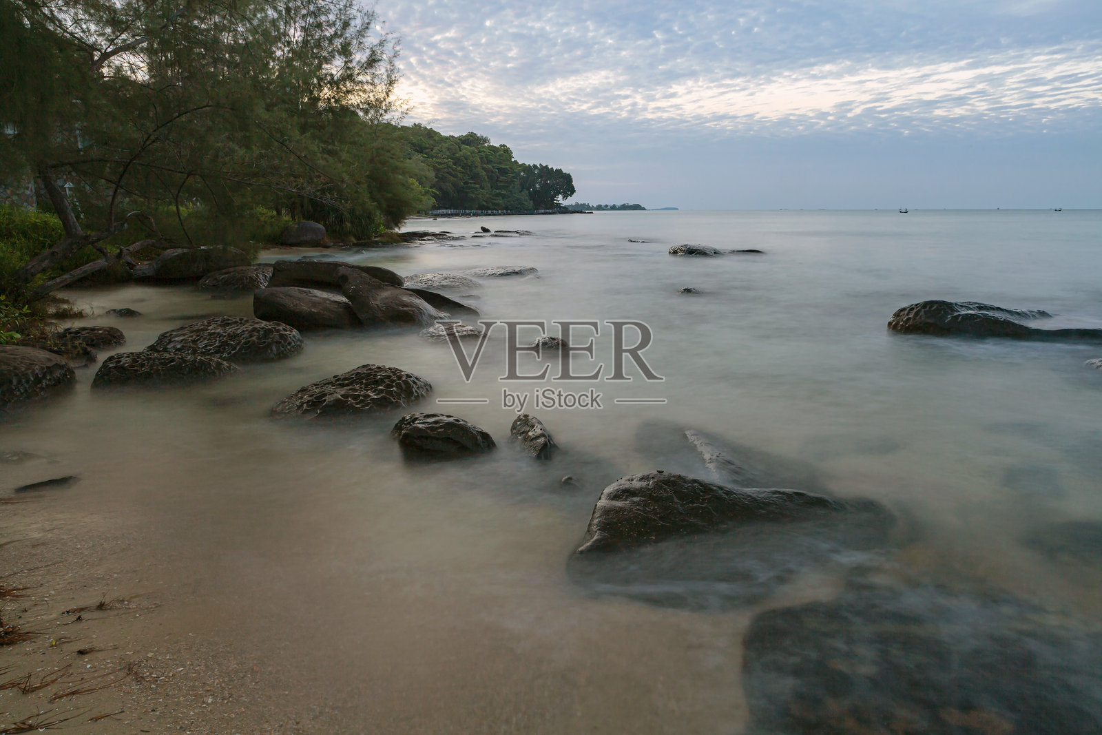 柬埔寨西哈努克市海滩的美丽日落,东南亚。照片摄影图片