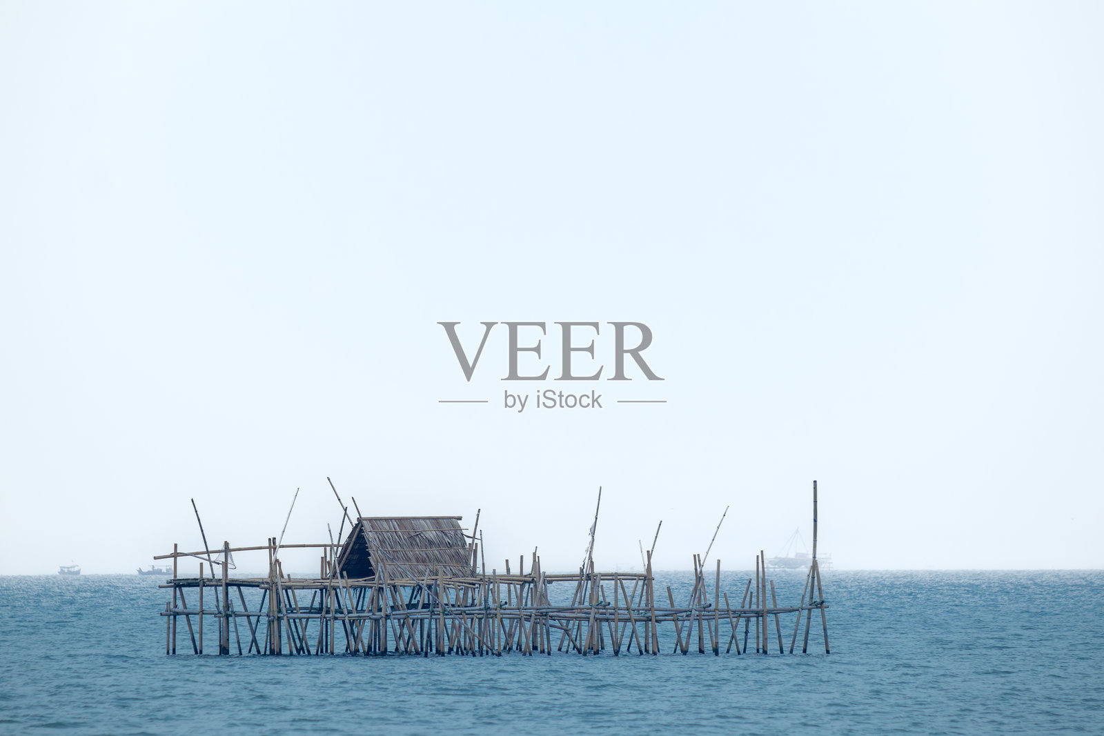 安装在海中央的浮动平台。清澈天空下宁静海洋的全景。照片摄影图片