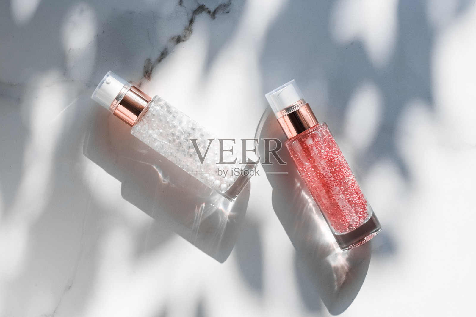 桌子上瓶装美容产品的特写照片摄影图片