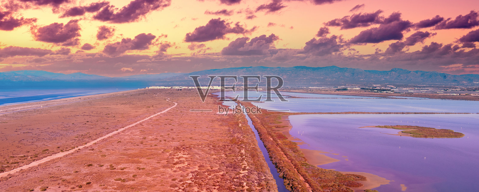 卡博德加塔保护区的咸水湖在日落时分。卡博德加塔盐田。鸟瞰图。西班牙阿尔梅里亚。横幅图。照片摄影图片