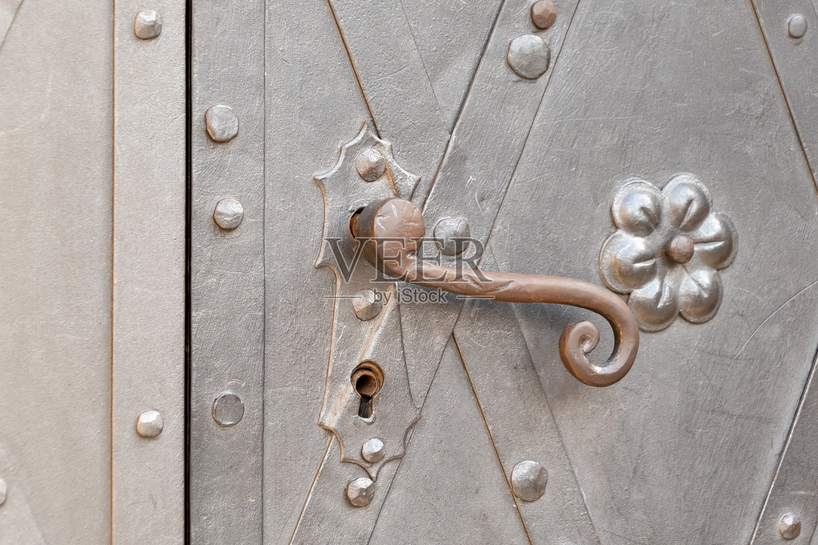 复古金属门把手和钥匙孔。照片摄影图片