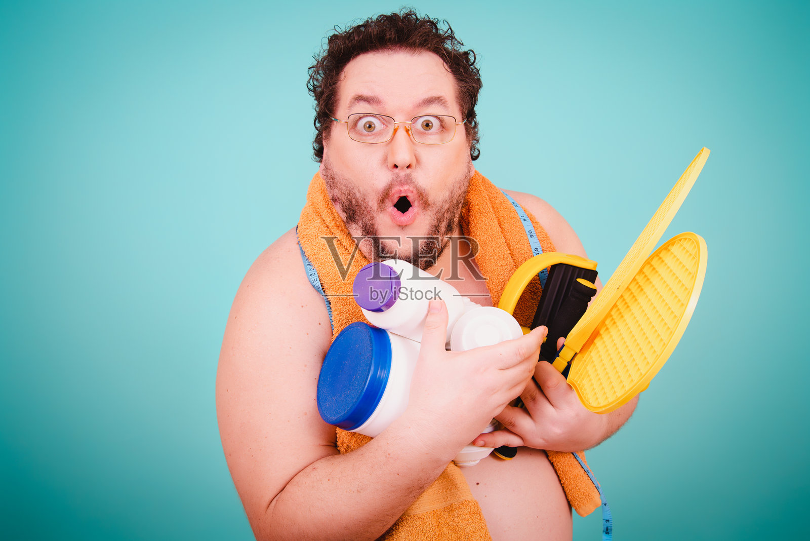 搞笑的胖男人与运动生活方式。健身坏习惯。照片摄影图片