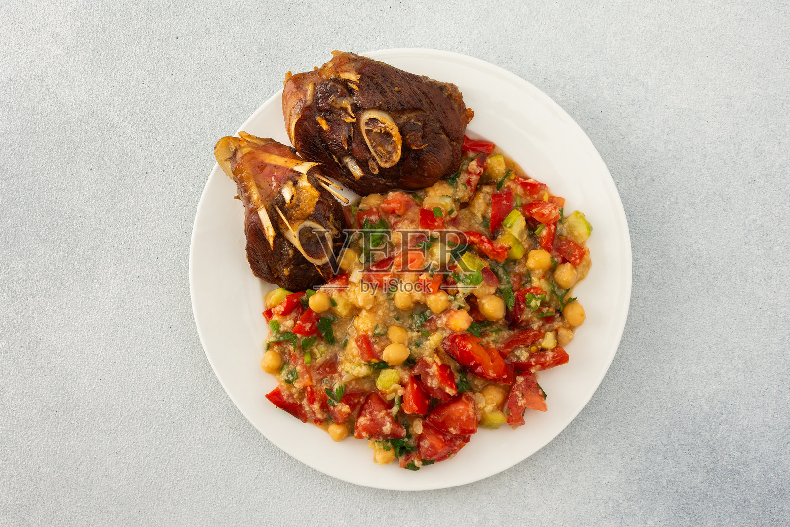 鹰嘴豆炖菜配炖蔬菜、烤火鸡和鹰嘴豆泥照片摄影图片