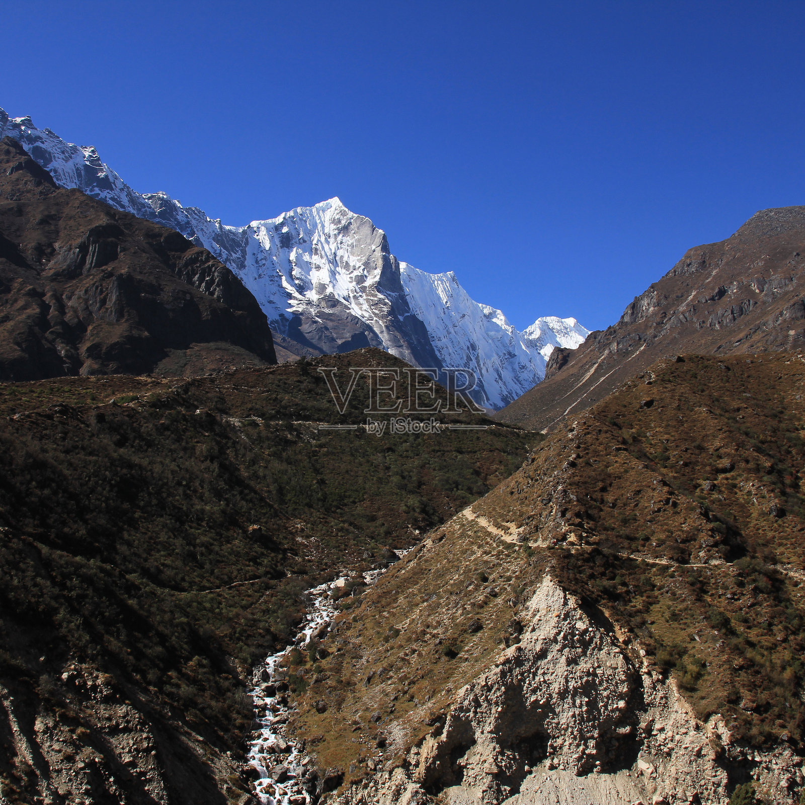 尼泊尔的拉拉移动山与秋季的杜德科希河。照片摄影图片