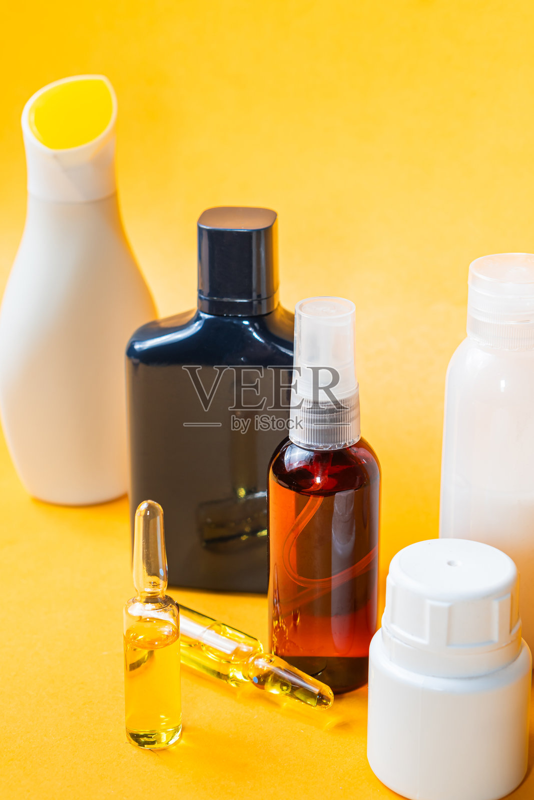 各种护肤和化妆品容器照片摄影图片