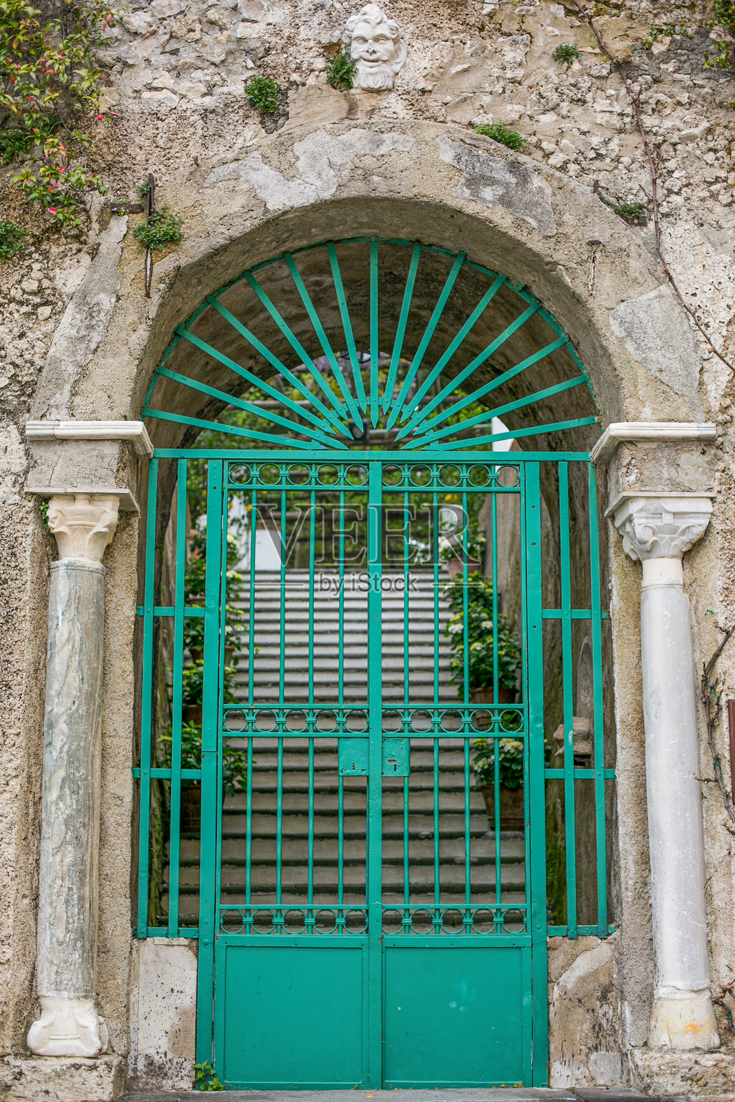 意大利阿马尔菲海岸拉维罗的一座豪华别墅的拱门和窗户照片摄影图片