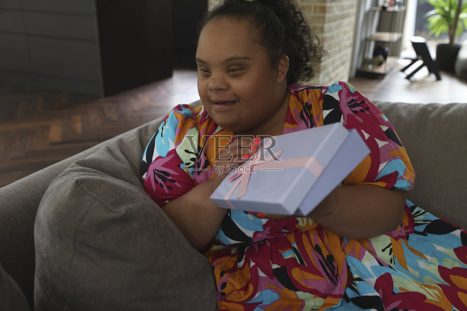 患有唐氏综合征的女人拿着礼物照片摄影图片