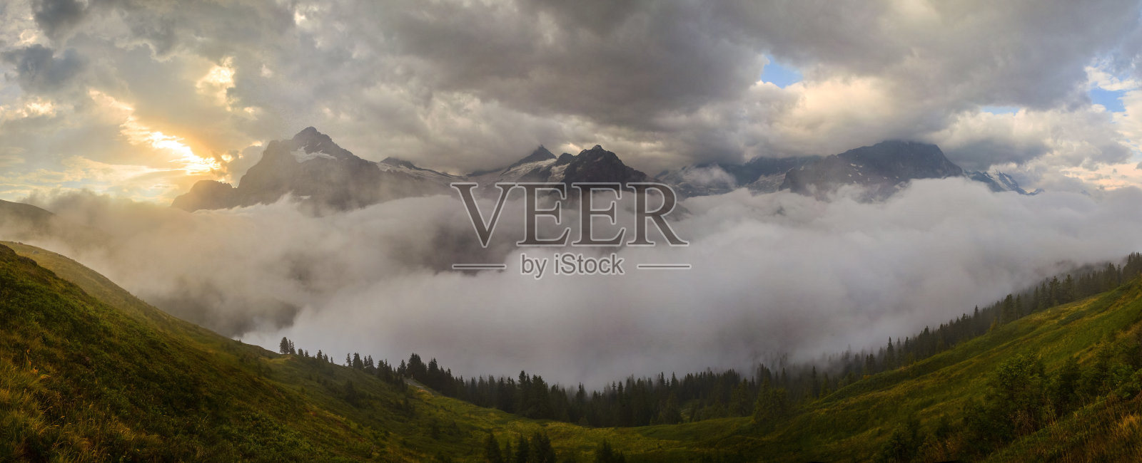 阿尔卑斯山的雾霭与云层景观照片摄影图片