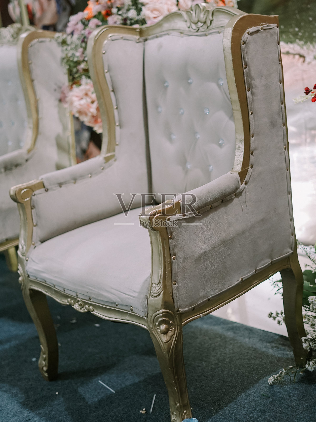 装饰着面料和花卉的新娘椅照片摄影图片