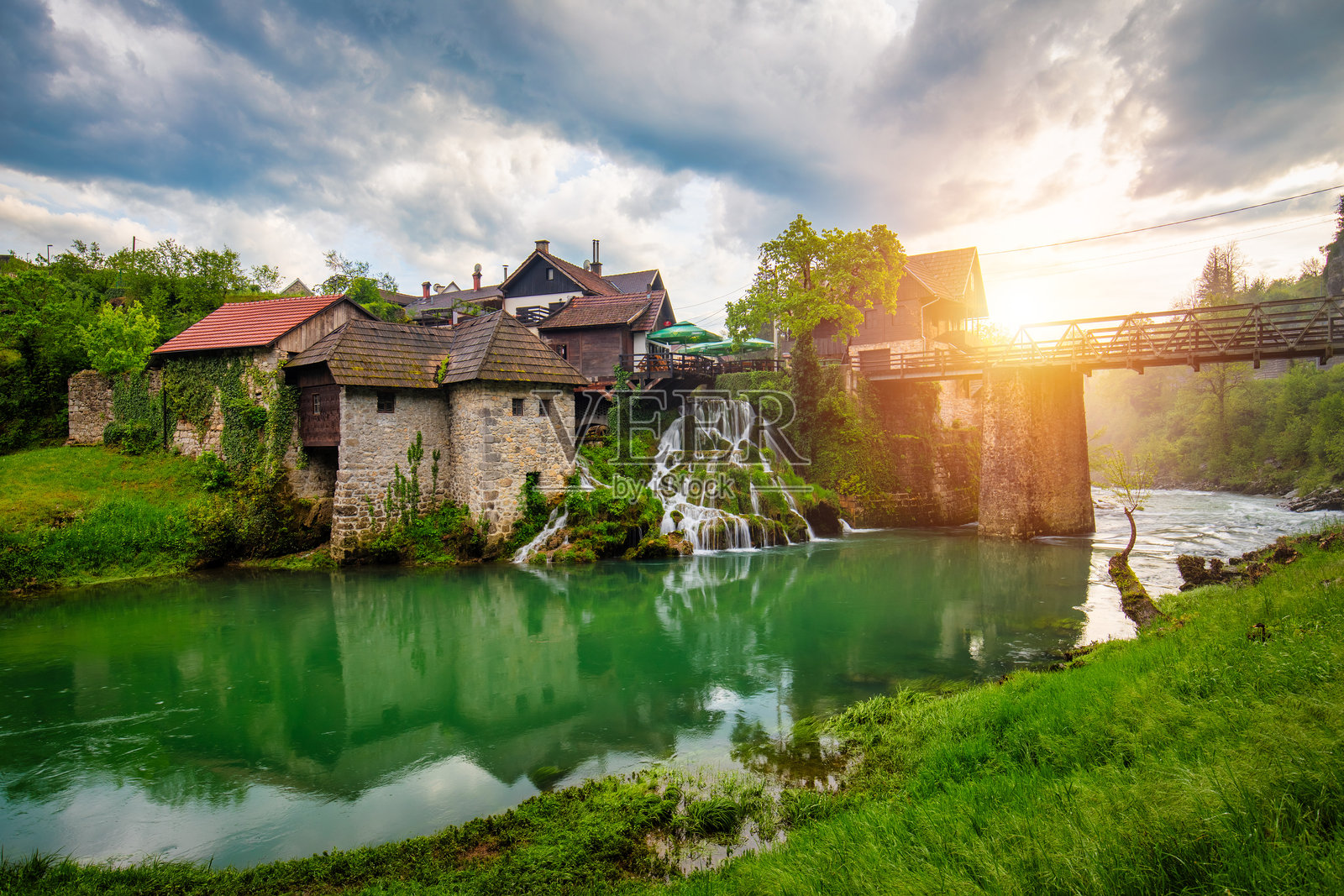 克罗地亚斯卢尼附近拉斯托克村的旧水磨坊,科拉纳河瀑布,美丽的乡村风光。克罗地亚拉斯托克村的河流和小瀑布景观。照片摄影图片