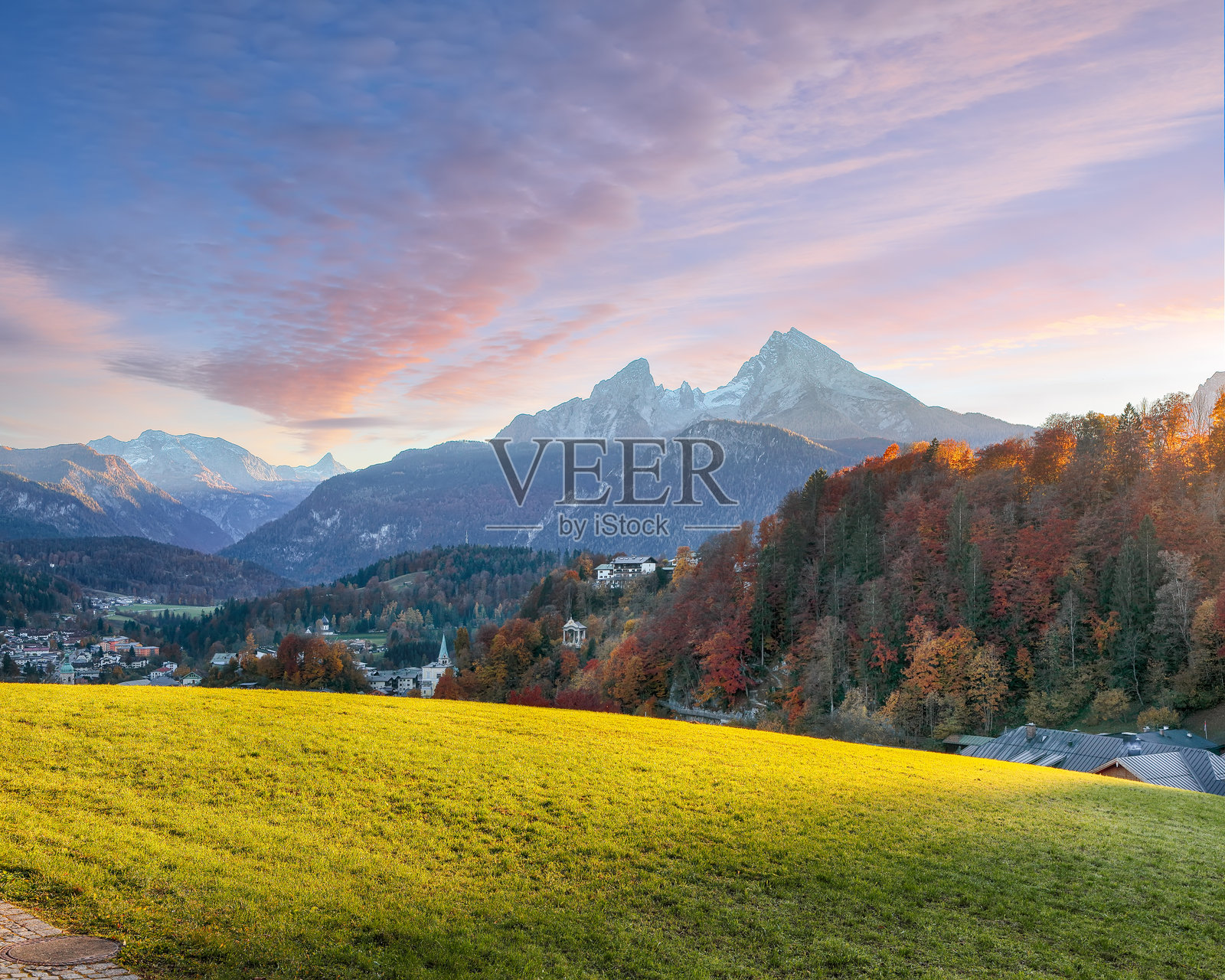 令人惊叹的秋季风景和贝希特斯加登镇的景色。照片摄影图片