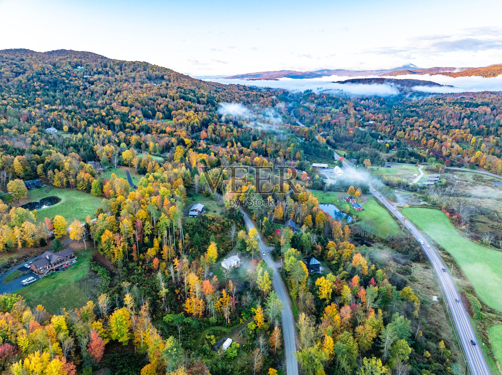 美国佛蒙特州斯托的金溪,佛蒙特州100号公路景观照片摄影图片
