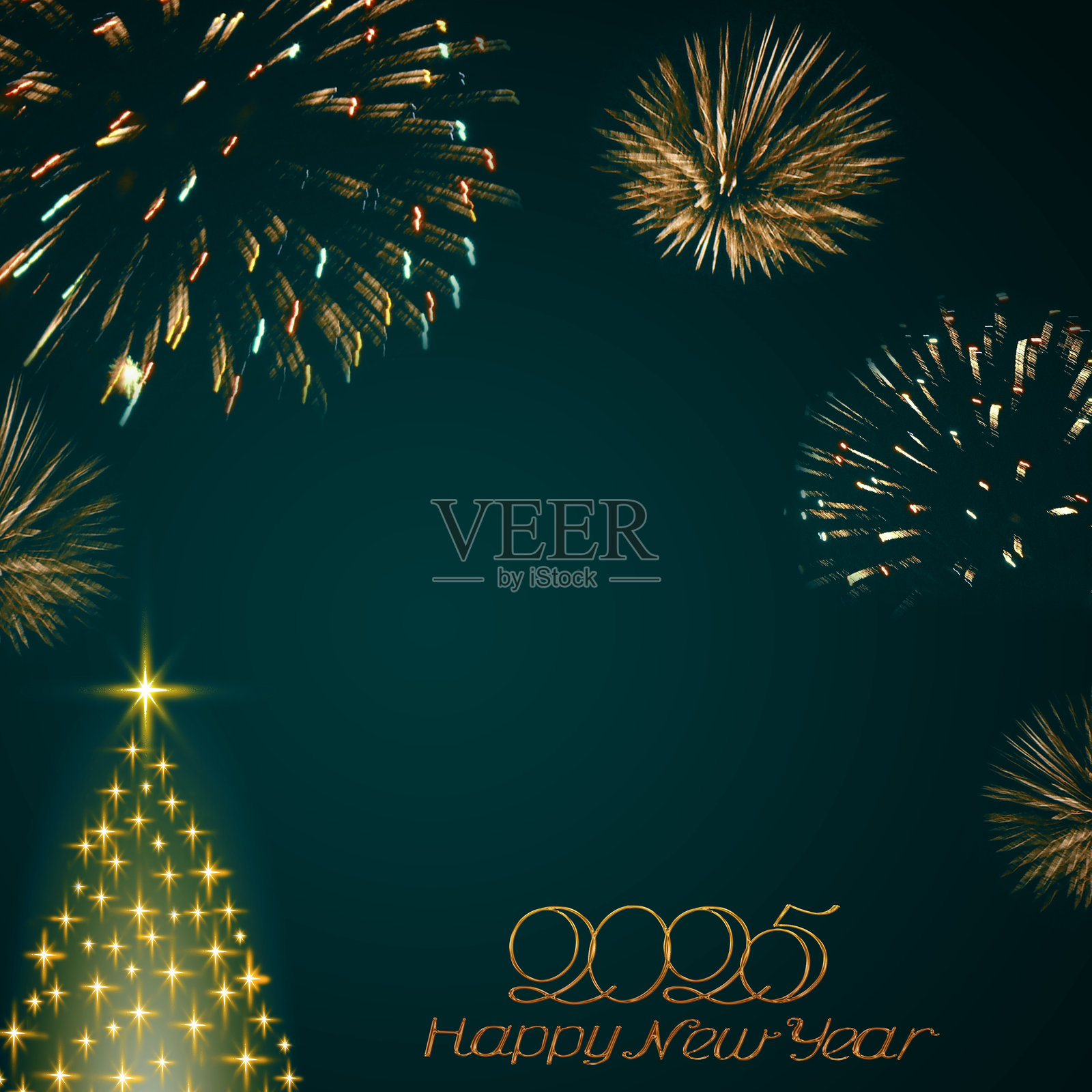 2025年新年快乐,圣诞树孤立在绿色背景上。照片摄影图片