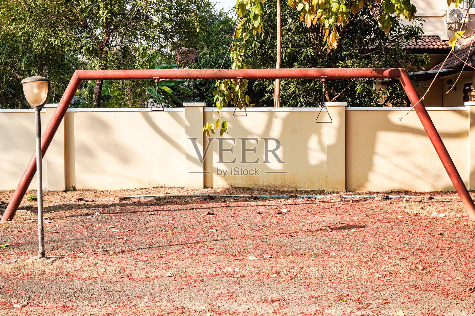 清迈,泰国乡村健身区的简单自制健身器材照片。照片摄影图片