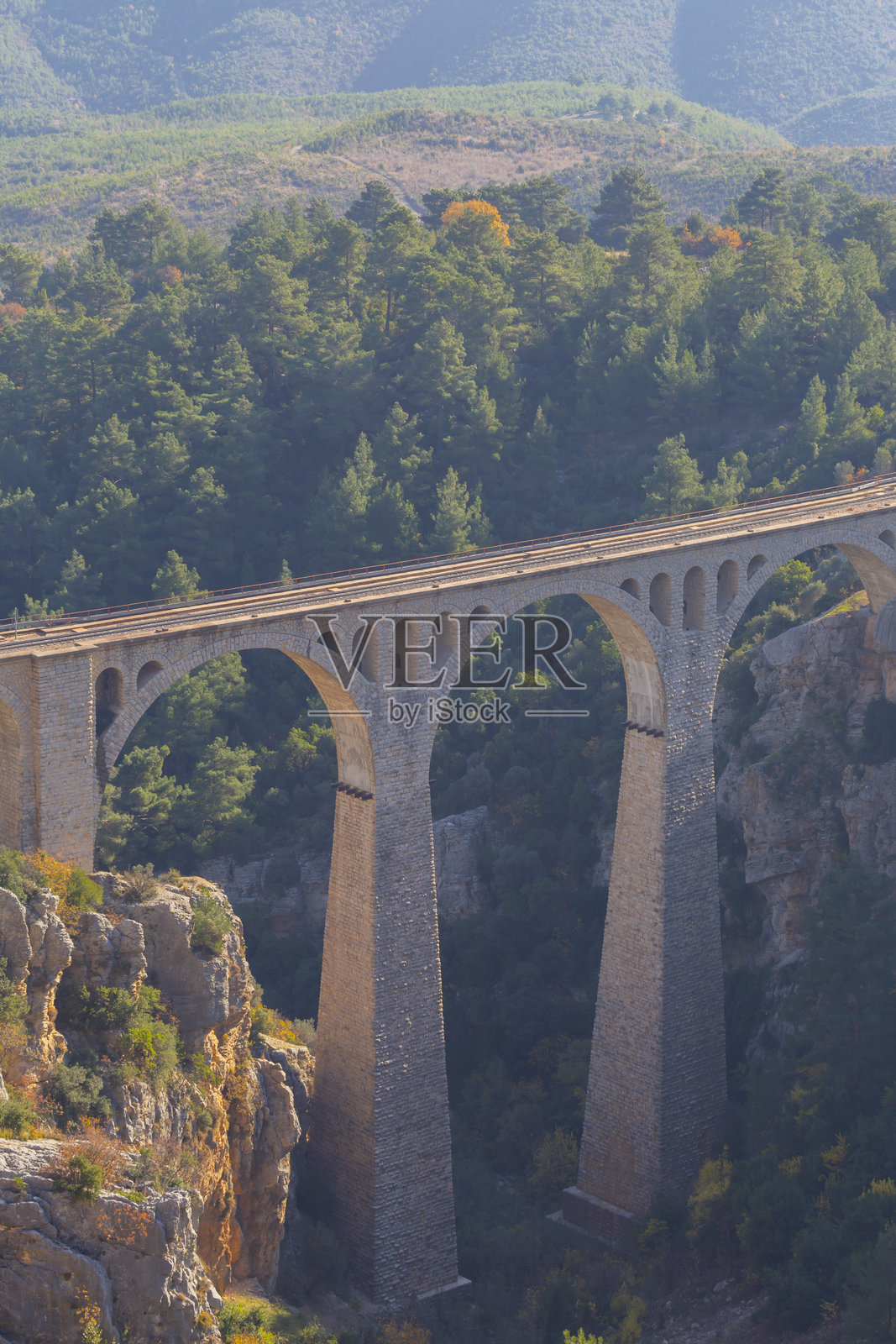 瓦尔达桥位于阿达纳的卡拉伊萨利区的基拉兰村(前称哈吉基里)。照片摄影图片