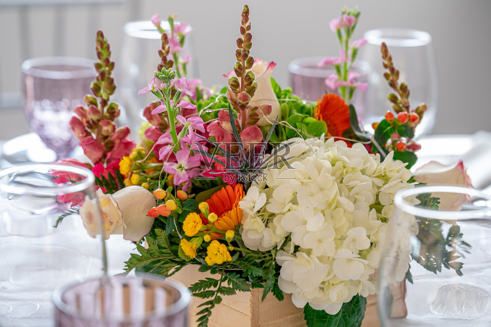 桌子中央的花束装饰照片摄影图片
