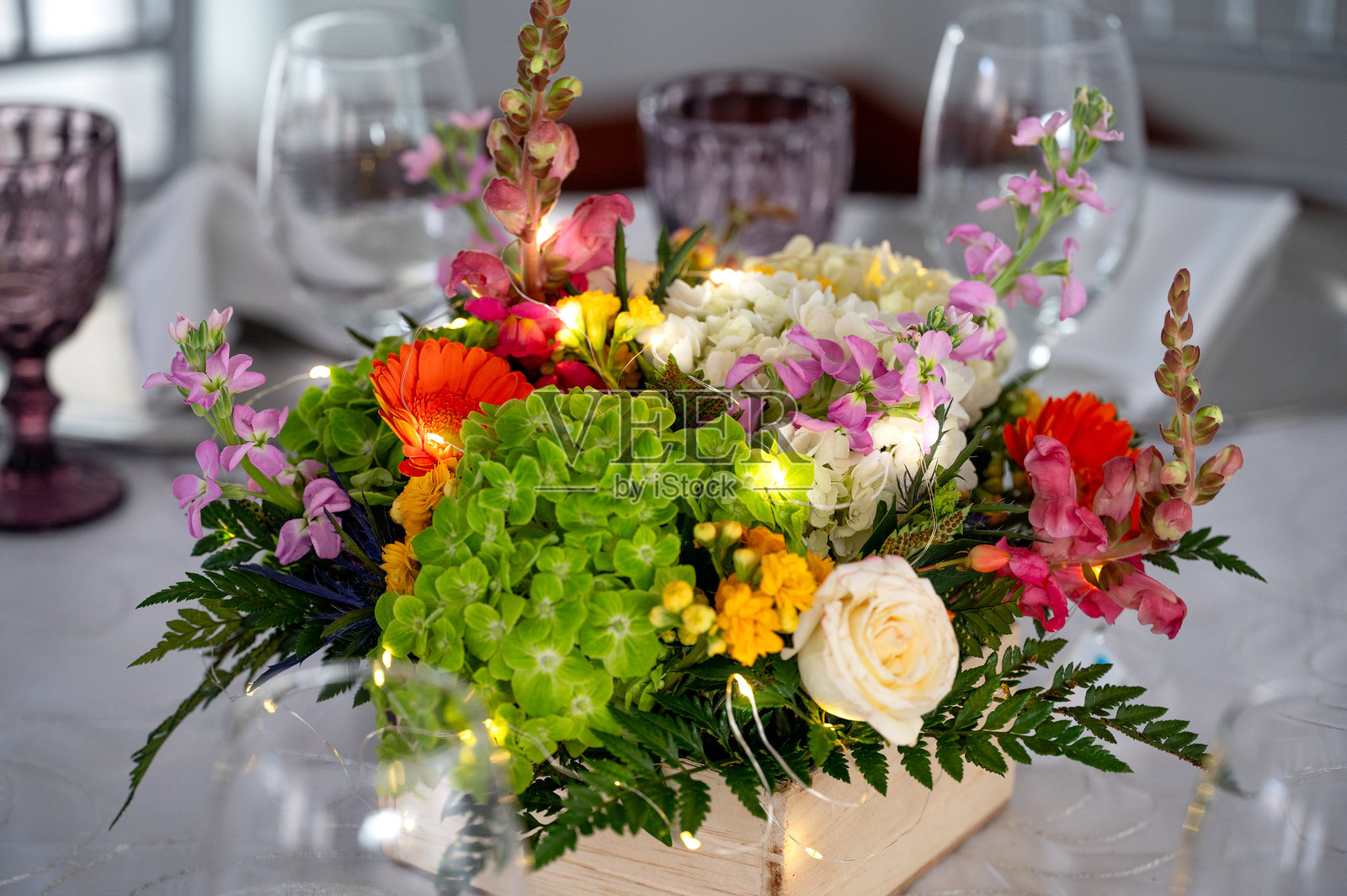 桌子中央的花束装饰照片摄影图片