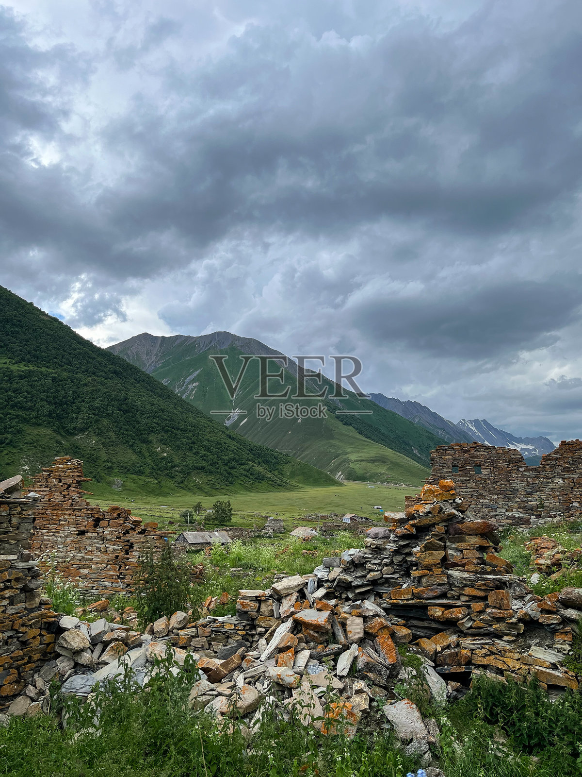 山中的废墟照片摄影图片