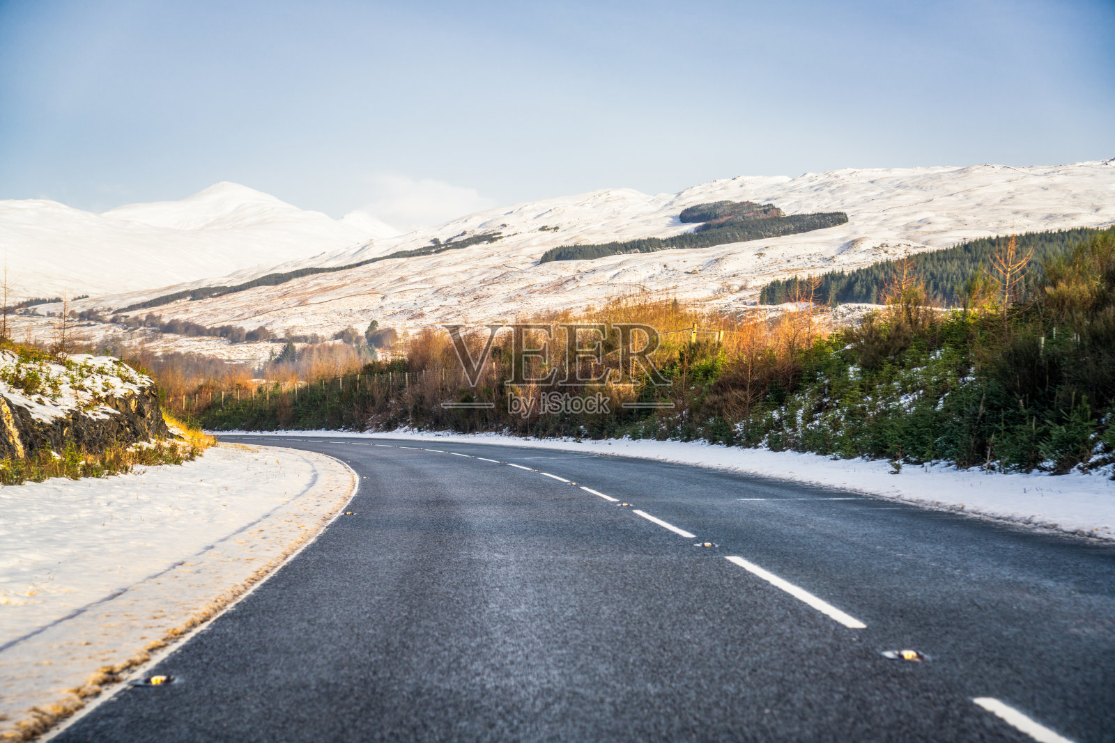 冬季雪中的弯曲公路照片摄影图片
