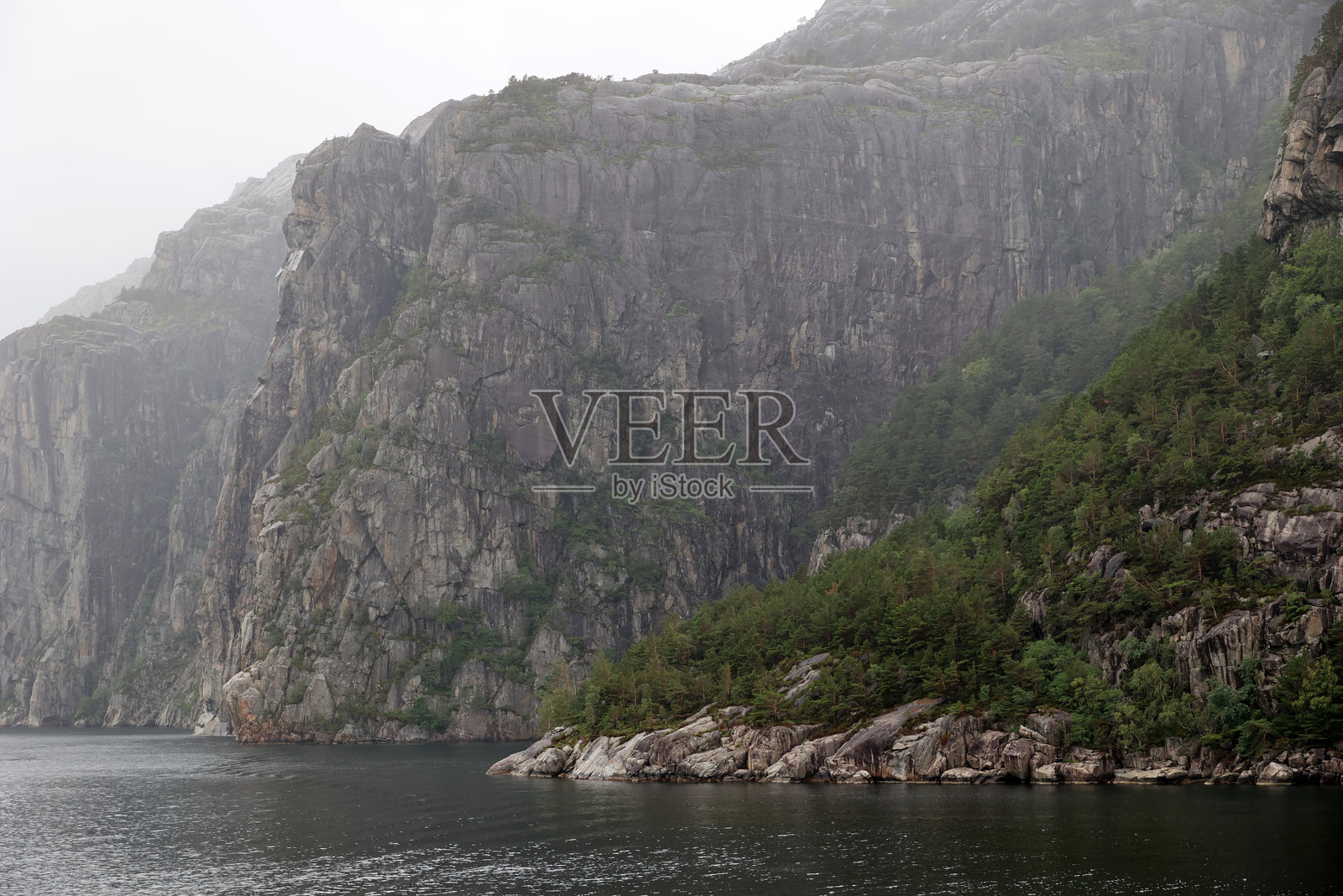 挪威的雾中莱瑟峡湾照片摄影图片