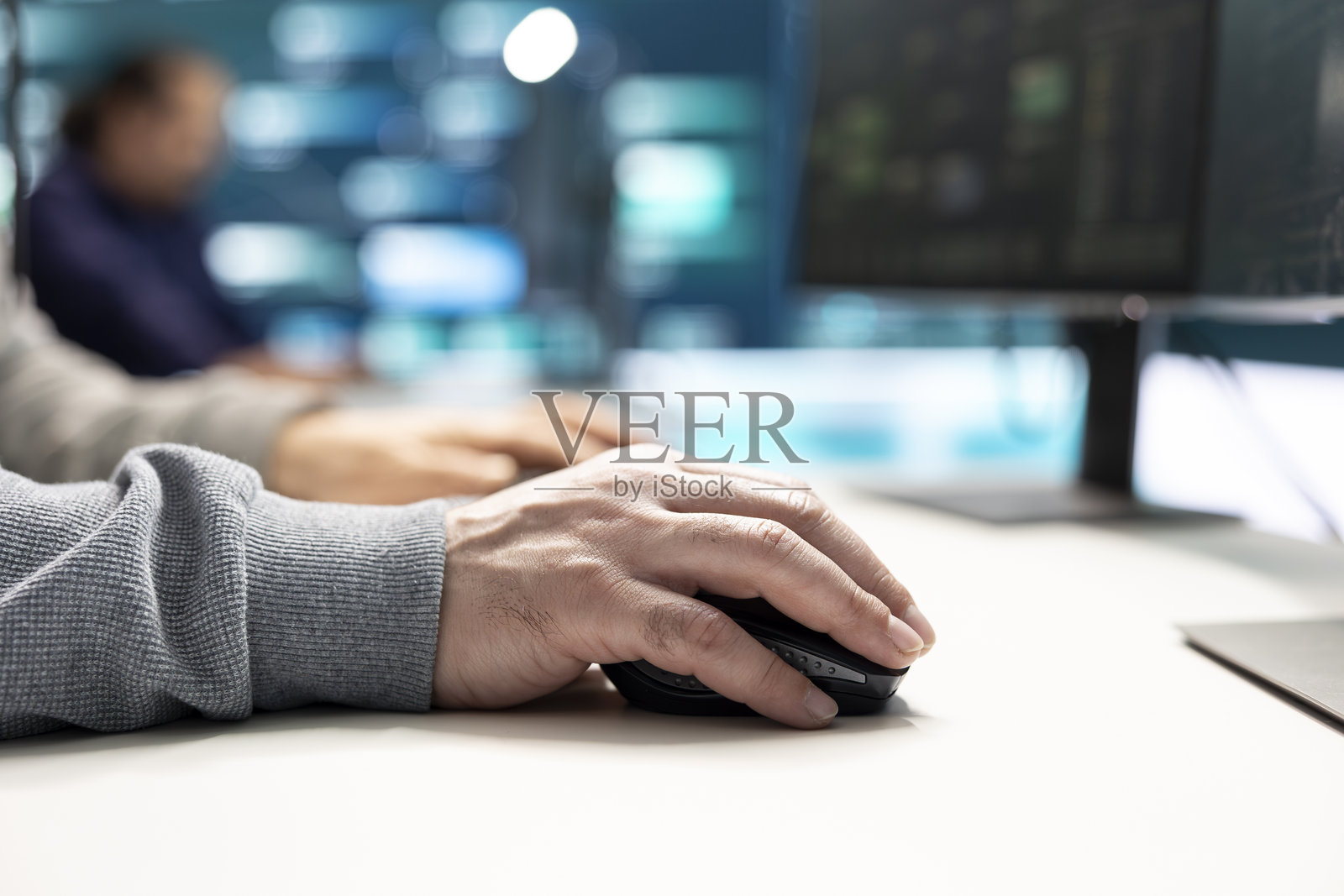 网络安全专家在政府黑客室内工作以保护网络安全照片摄影图片