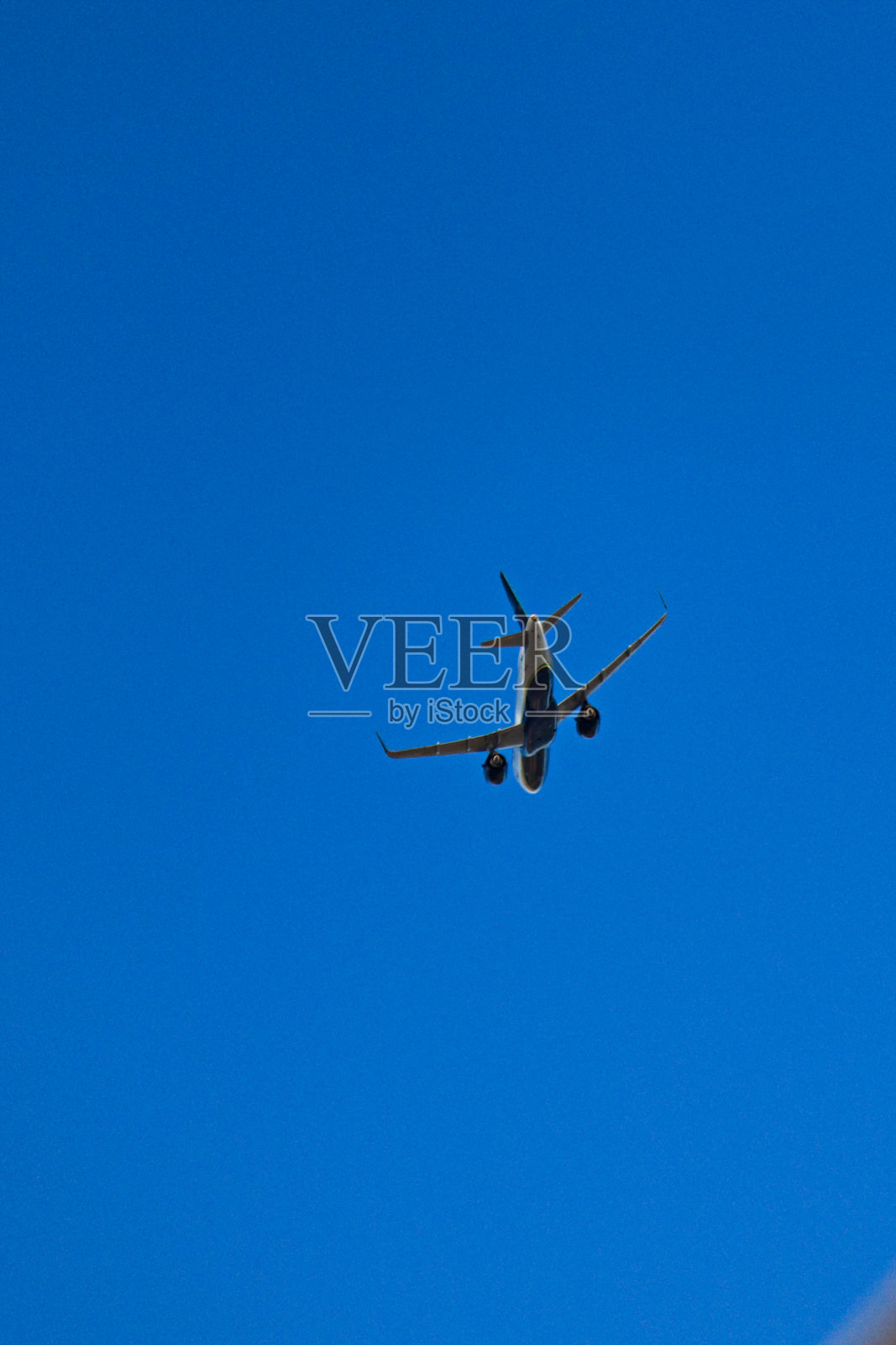 喷气式飞机在无云的蓝天中转弯。照片摄影图片