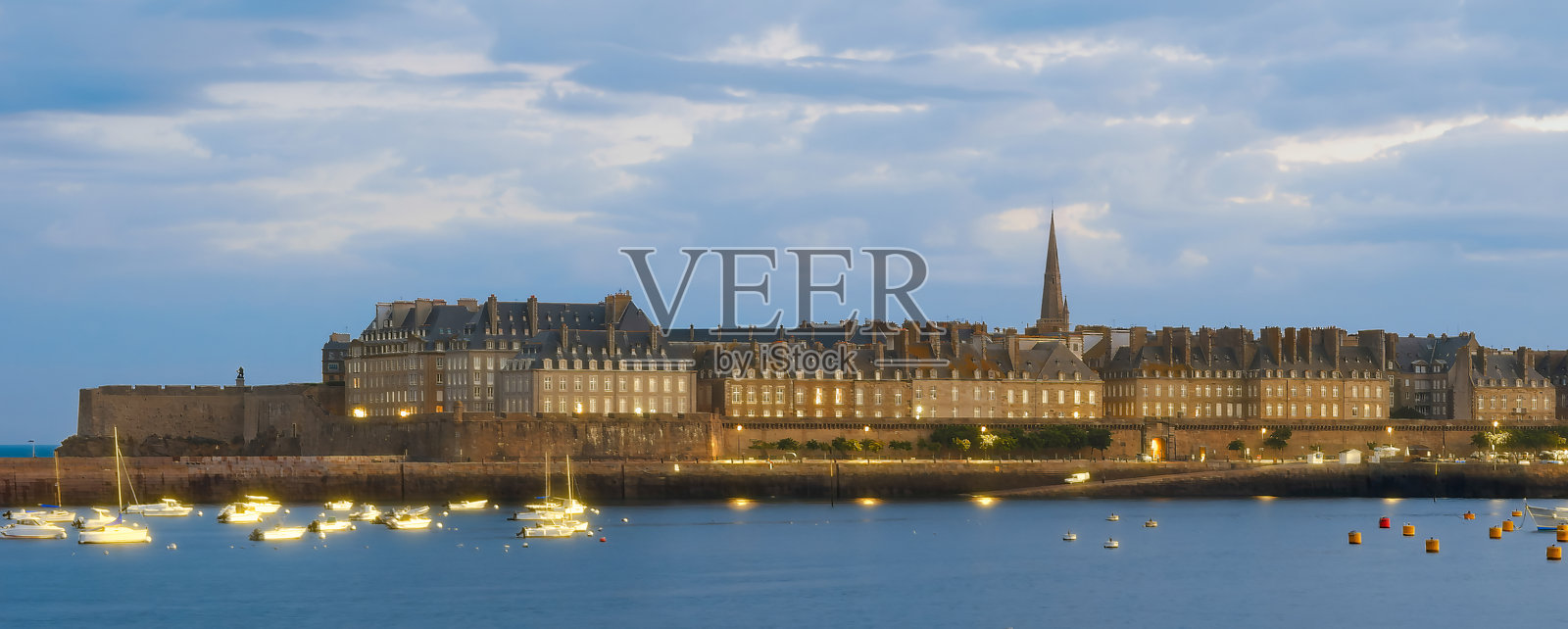 圣马洛城堡和古老建筑在英吉利海峡的黎明景色照片摄影图片