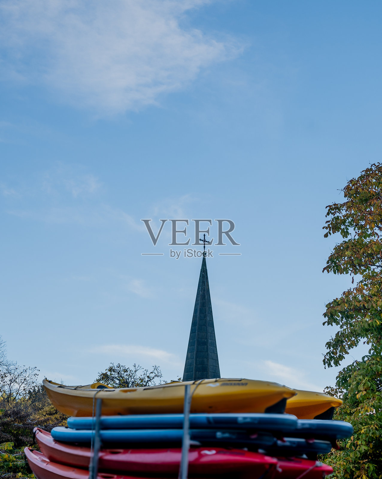 新西兰皇后镇车顶上放着皮划艇的尖塔照片摄影图片