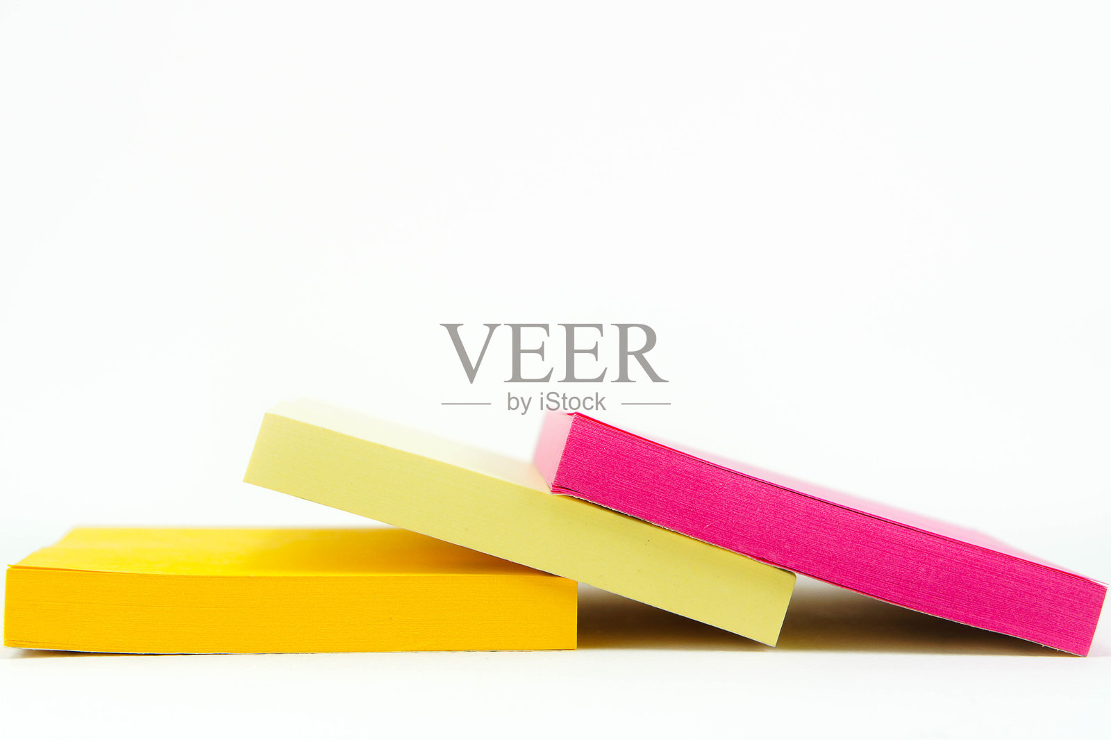 五颜六色的便签纸在白色背景上照片摄影图片