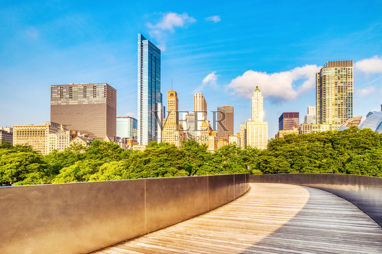 千禧公园木桥上的芝加哥天际线日出景色照片摄影图片