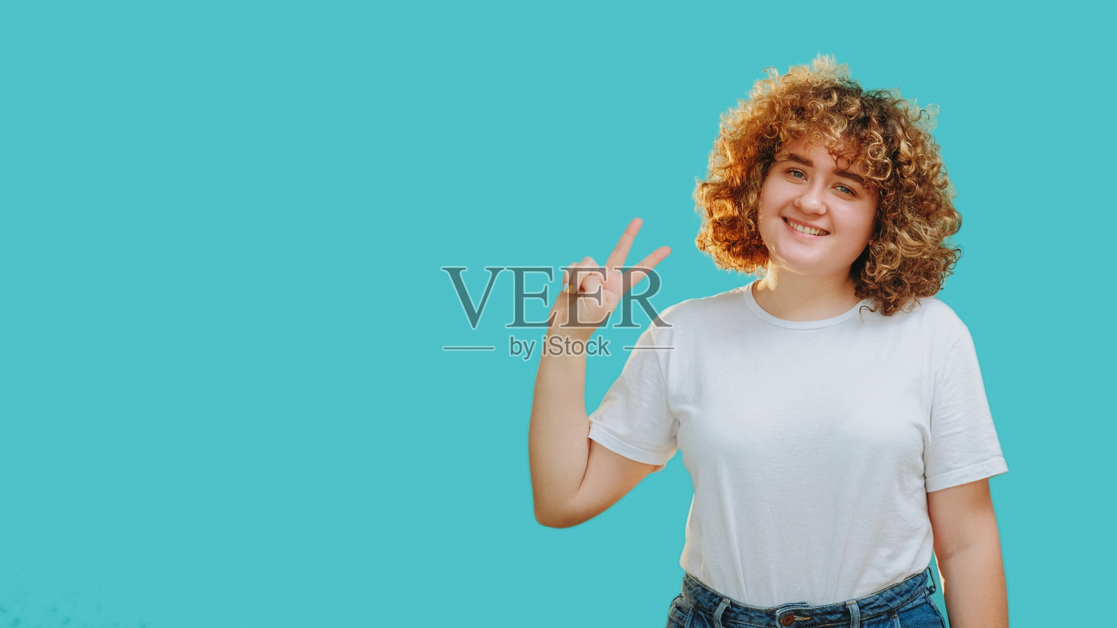 无忧无虑的女性,积极的能量,和平,胜利手势照片摄影图片