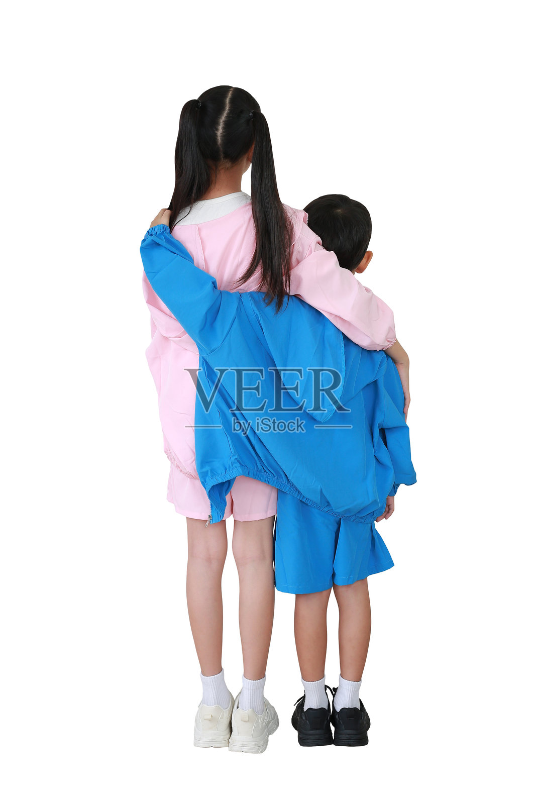 背影的亚洲女孩和小男孩相拥在一起,背景为白色。姐姐和弟弟。家庭关系概念。照片摄影图片