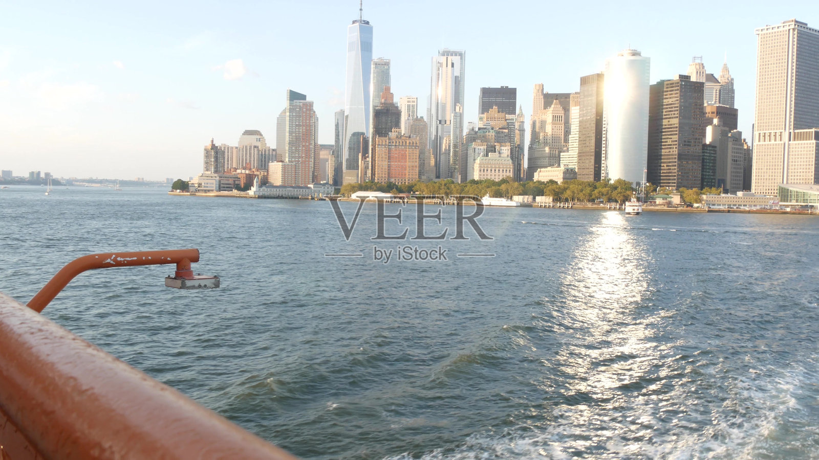 从渡轮拍摄的纽约市天际线,曼哈顿市中心照片摄影图片