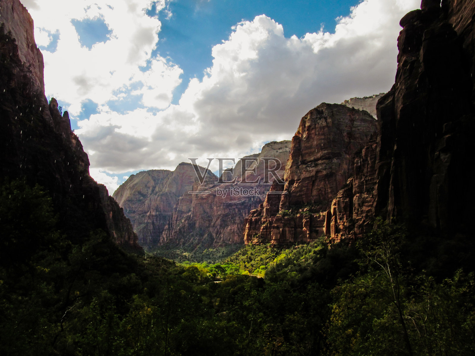 从哭泣岩石俯瞰锡安峡谷及其高耸的悬崖,景色壮观,位于锡安国家公园。照片摄影图片