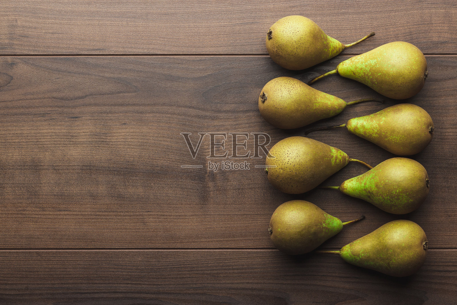 新鲜的梨子放在木桌上照片摄影图片