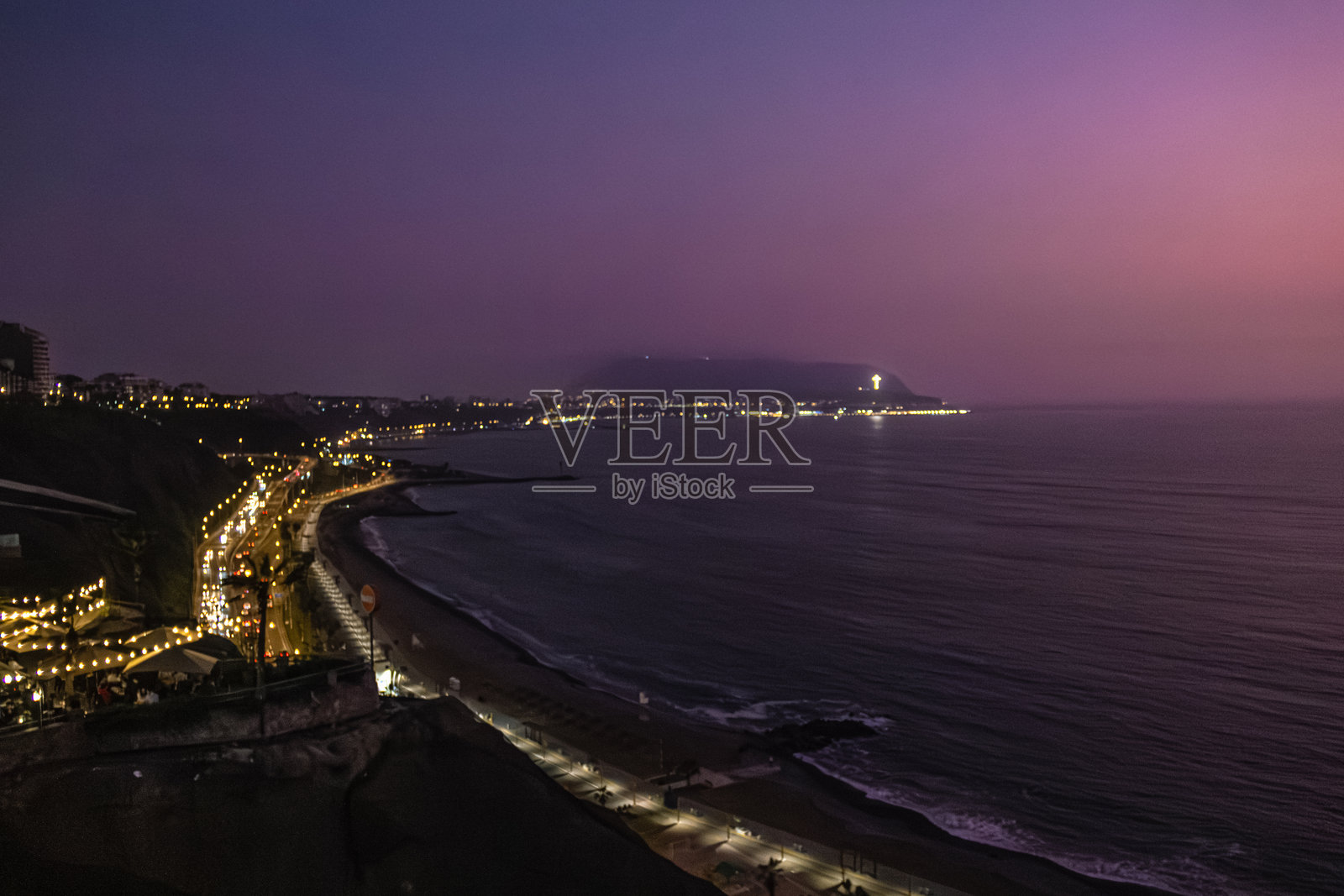 利马米拉弗洛雷斯区的海岸线日落照片摄影图片