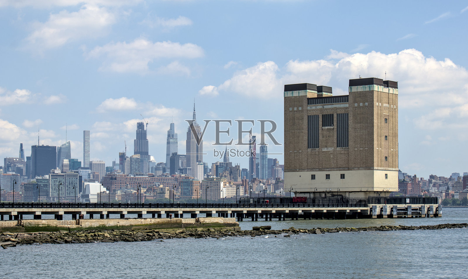 从泽西市俯瞰曼哈顿市中心天际线(纽约市中城和下西区)全景,通风隧道建筑和摩天大楼,旅游目的地照片摄影图片