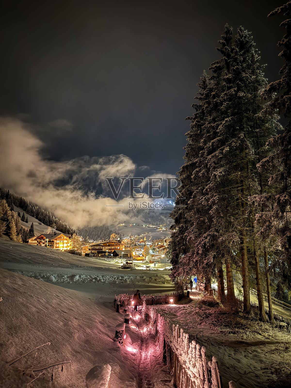 夜晚被雪覆盖的格罗登塞尔瓦的沃尔肯施泰因风景如画照片摄影图片