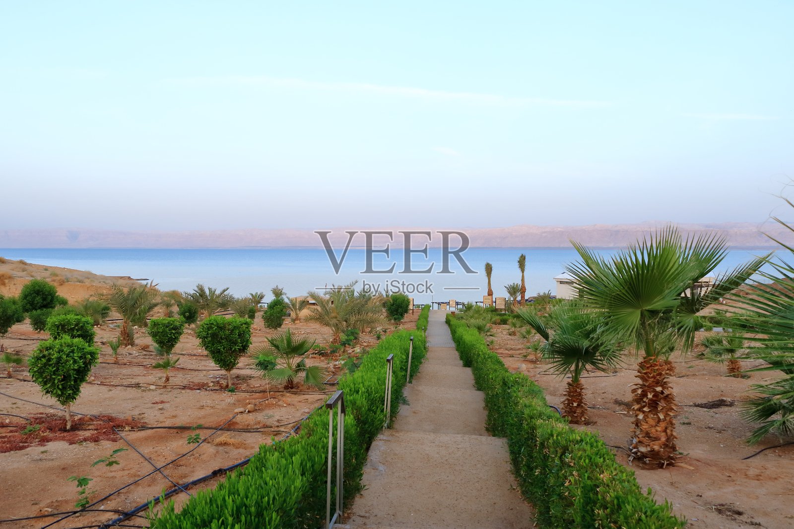 通往约旦斯维梅赫死海的步道照片摄影图片