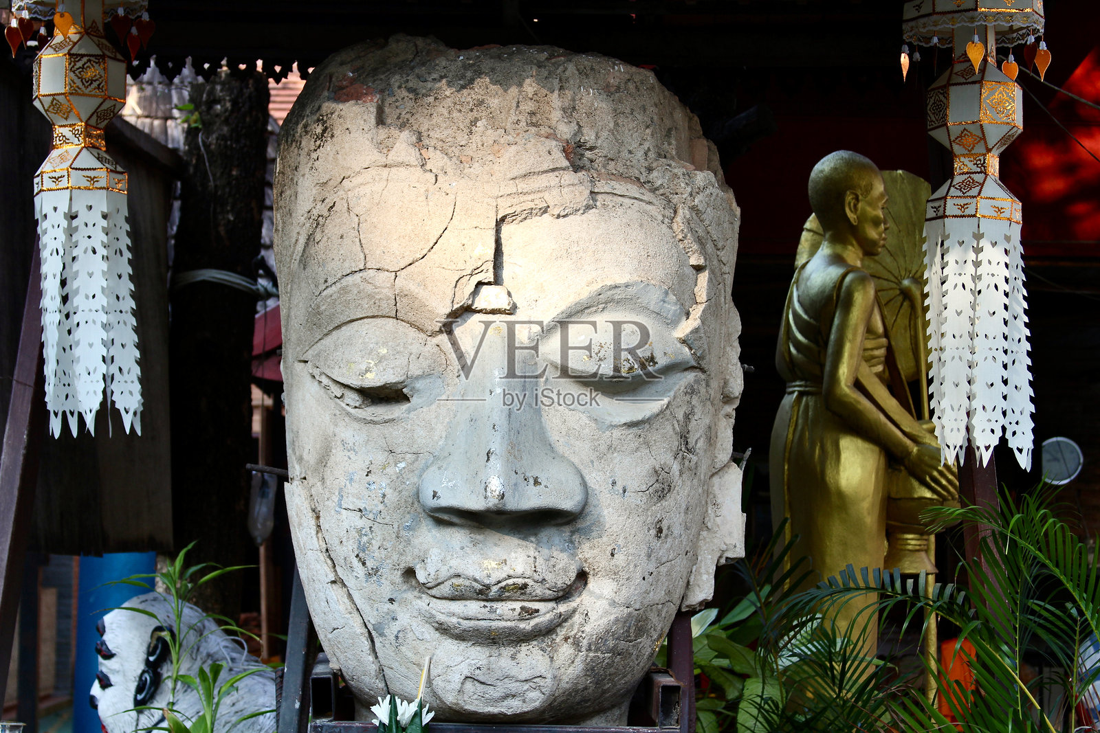 泰国清迈古城中巨大的破碎白色佛头照片摄影图片