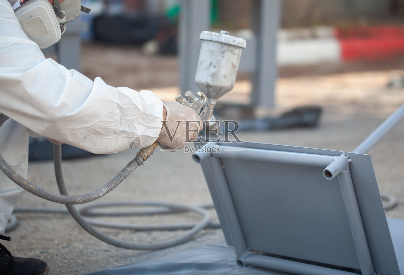 工人使用压缩机喷漆照片摄影图片