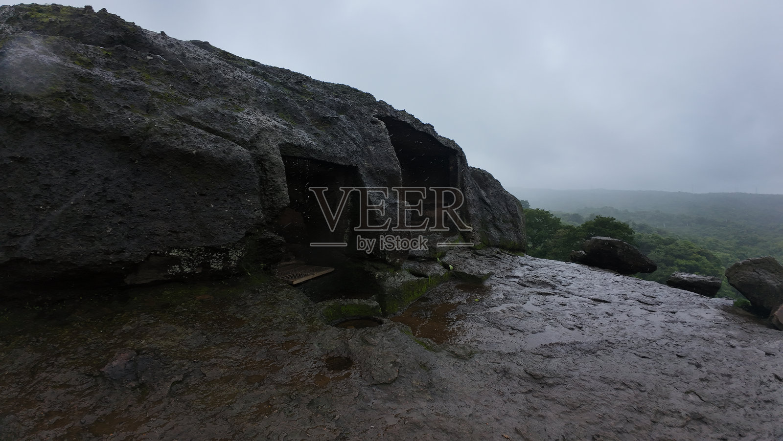 在印度马哈拉施特拉邦孟买的季风中探索卡内里古岩石切割洞穴照片摄影图片