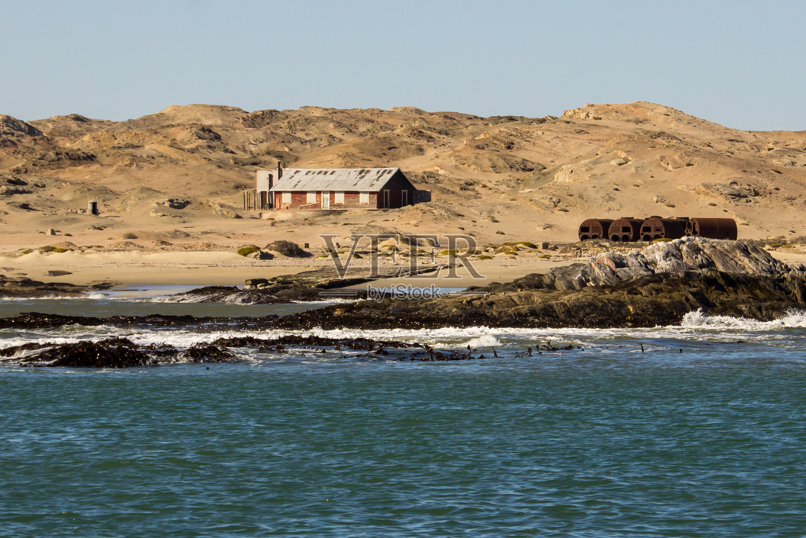 从海洋看卢德里茨纳米比亚的斯图姆沃尔格湾废弃捕鲸站的景观。照片摄影图片