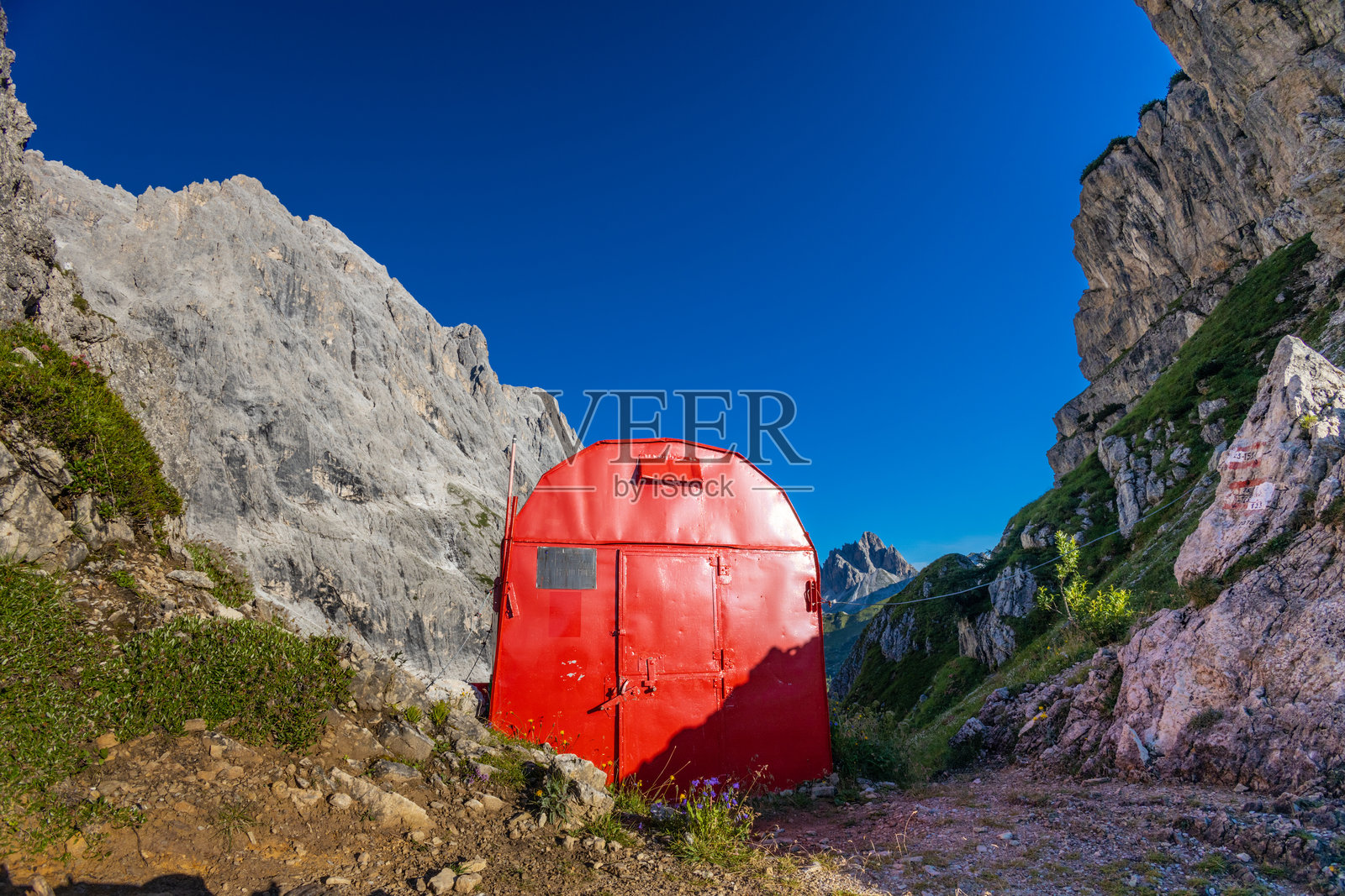多洛米蒂山脉中的Bivaco。阿尔卑斯山的高山小庇护所小屋。照片摄影图片