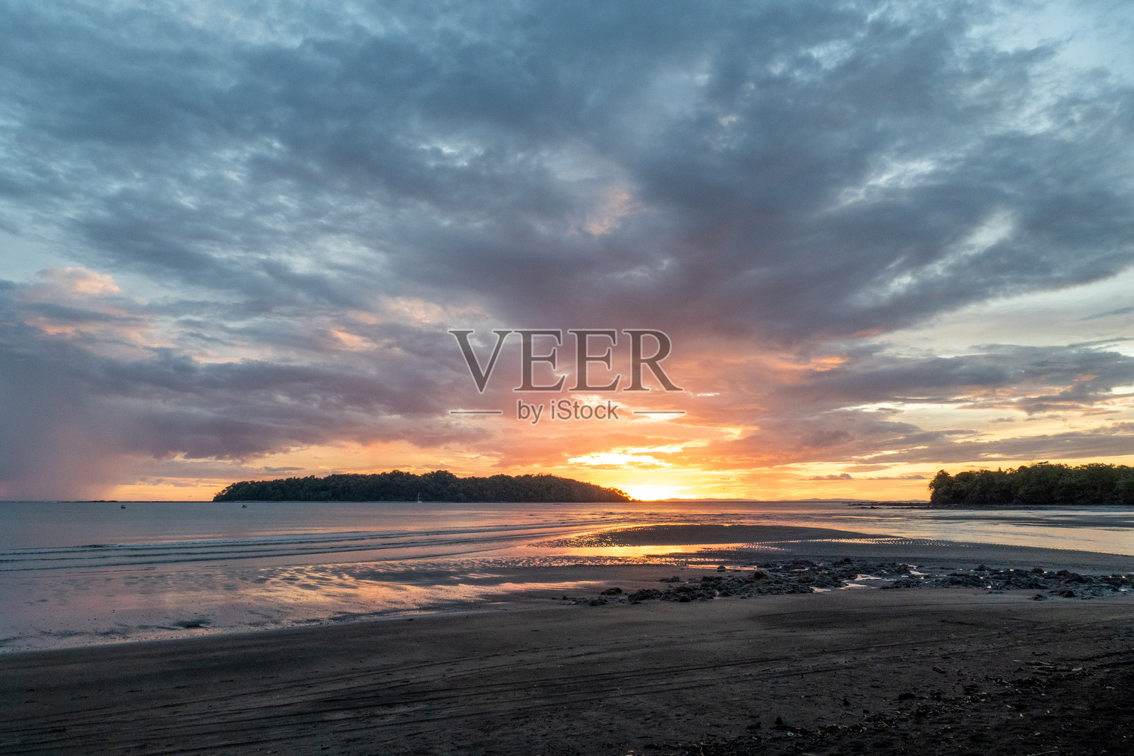 卡洛维博拉的迷人日落与阴郁的天空照片摄影图片