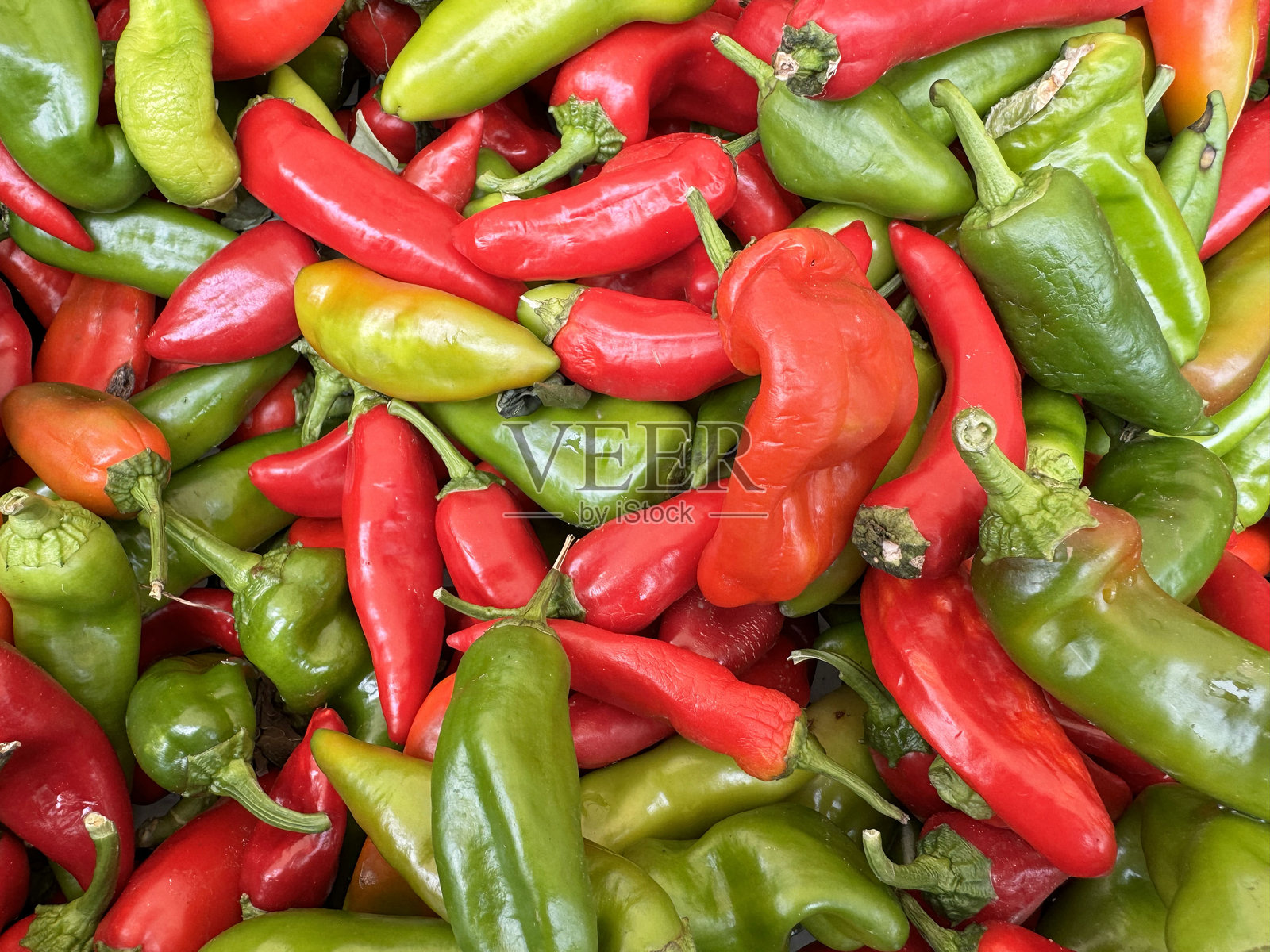 农贸市场上五彩缤纷的红绿辣椒堆照片摄影图片