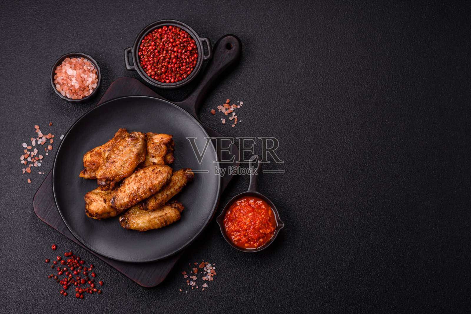 盐香香料草药烤鸡翅照片摄影图片