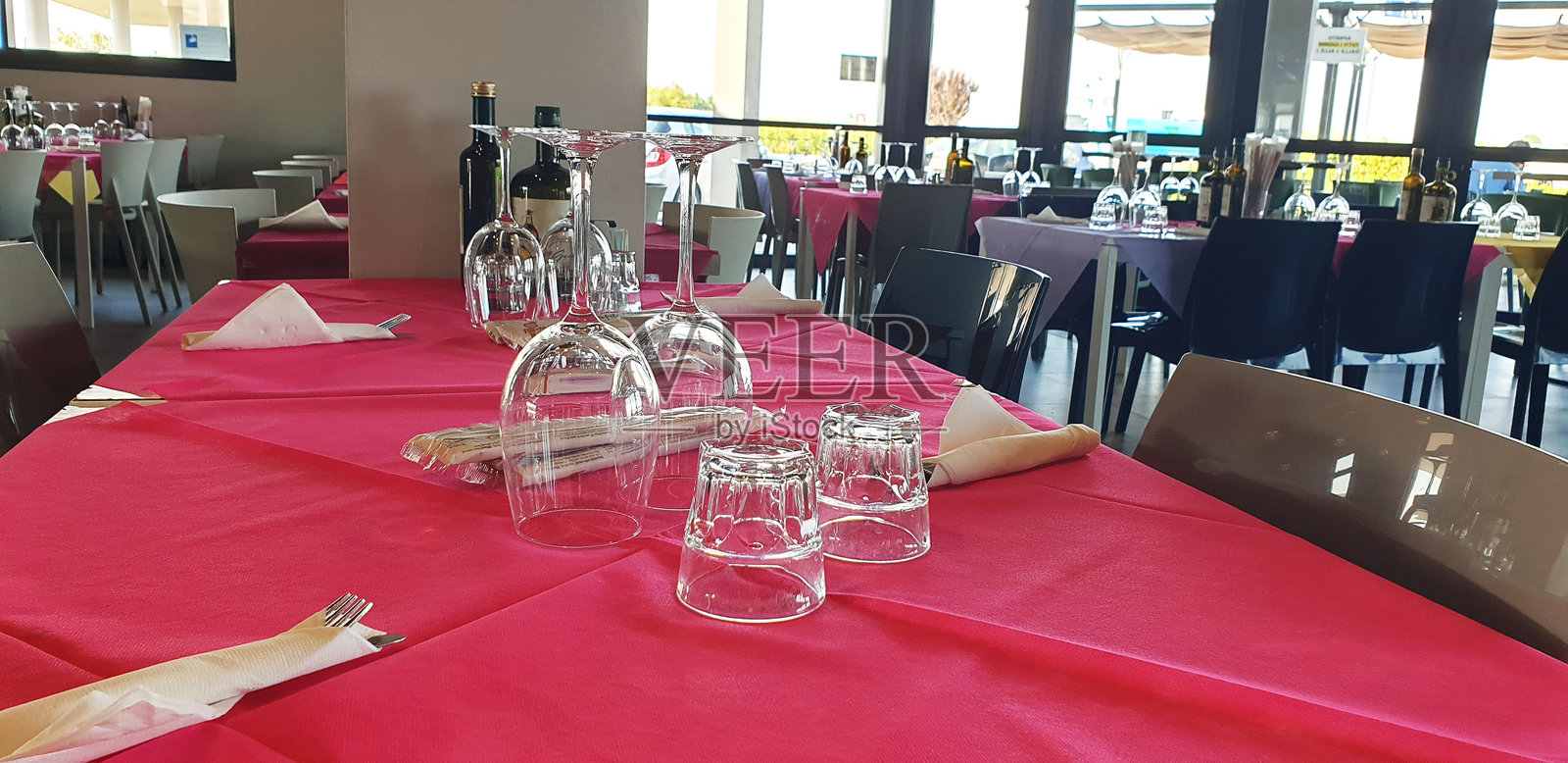 摆放好带杯子的餐桌照片摄影图片